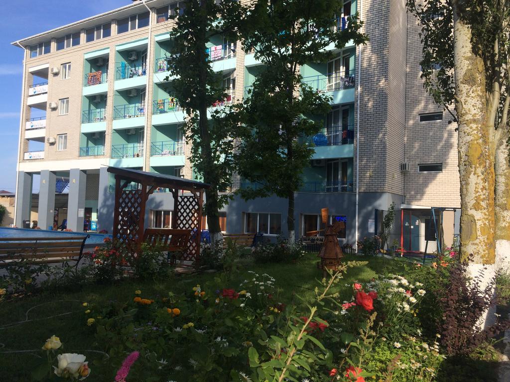 Dolce Vita Resort Hotel Zaliznyi Port Esterno foto